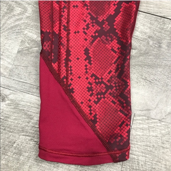 Lululemon red snake skin mesh back Capri workout - Picture 2 of 6